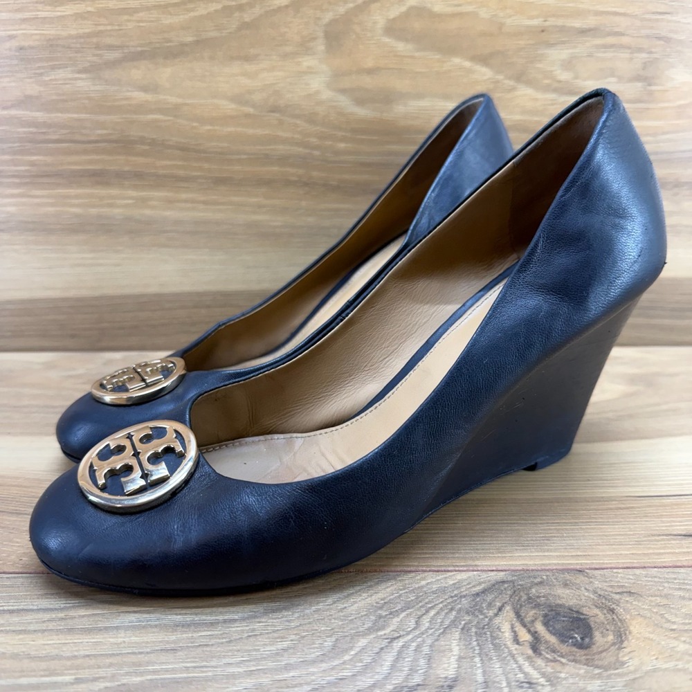 Tory Burch Chelsea Wedge Pump 8.5 M Black Leather Gold Logo Office Modern Church - Picture 3 of 11